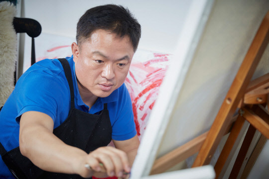 화가로 활동하고 있는 CJ대한통운 택배기사 원성진씨. <CJ대한통운 제공>